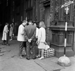 Magyarország, Budapest VI., Nyugati pályaudvar., 1966, Magyar Rendőr, életkép, társaság, utas, kézitáska, Budapest, Gustave Eiffel-terv, Fortepan #65407