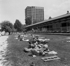 Magyarország,Balaton, Siófok, strand a szállodasor előtt, háttérben a Hotel Európa., 1966, Magyar Rendőr, strand, fürdőruha, nyaralás, gumimatrac, nyár, nyugágy, Fortepan #65410