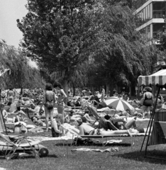 Magyarország,Balaton, Siófok, strand a szállodasor előtt, jobbra a Hotel Balaton., 1966, Magyar Rendőr, strand, fürdőruha, nyaralás, napernyő, nyár, nyugágy, Fortepan #65411