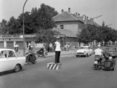 Magyarország,Balaton, Siófok, Fő utca, balra a Mártírok útja torkolata., 1966, Magyar Rendőr, forgalom, motorkerékpár, járókelő, utcakép, életkép, rendőr, bőrönd, lámpaoszlop, automobil, Wartburg 311/312, Opel Rekord, rendszám, Moszkvics 408, Csepel Pannonia, rendőrdobogó, forgalomirányítás, oldalkocsis motorkerékpár, Fortepan #65412