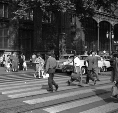 Magyarország, Budapest VI., Teréz (Lenin) körút, szemben a Nyugati pályaudvar., 1966, Magyar Rendőr, járókelő, utcakép, életkép, taxi, aktatáska, villamosmegálló, GAZ M21 Volga, neon lámpa, tehertaxi, Budapest, Gustave Eiffel-terv, gyalogátkelő, Fortepan #65416