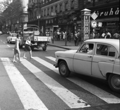 Magyarország, Budapest VI., Teréz (Lenin) körút a Nyugati (Marx) térről nézve., 1966, Magyar Rendőr, cégtábla, járókelő, utcakép, életkép, buszmegálló, lámpaoszlop, Moszkvics 407, rendszám, Trabant 600, neon lámpa, tehertaxi, Budapest, gyalogátkelő, Fortepan #65418