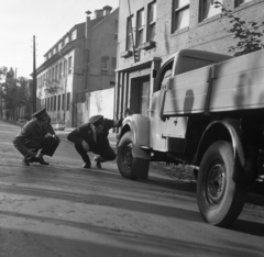 Magyarország, Budapest XIV., Angol utca 34. (ekkor 10-20.), közúti ellenőrzés a Danuvia Szerszámgépgyár előtt., 1966, Magyar Rendőr, teherautó, utcakép, Budapest, Fortepan #65419