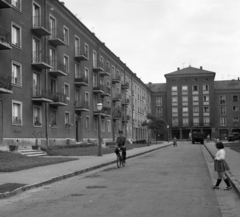 Magyarország, Budapest XIII., Tomori köz., 1966, Magyar Rendőr, kerékpár, lakótelep, teherautó, utcakép, rendőr, szocreál, Budapest, kerékpáros rendőr, Fortepan #65423