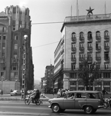 Magyarország, Budapest V., Deák Ferenc tér, szemben a Deák Ferenc utca., 1966, Magyar Rendőr, motorkerékpár, utcakép, jelzőlámpa, Moszkvics-márka, vörös csillag, csibilámpa, neon lámpa, Budapest, Danuvia 125, FSO Warszawa, Moszkvics 423, Fortepan #65426