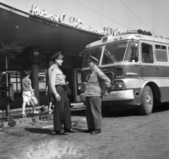 Magyarország, Hűvösvölgy, Budapest II., Hűvösvölgyi út (Vörös Hadsereg útja), autóbusz-végállomás., 1966, Magyar Rendőr, autóbusz, Ikarus-márka, rendőr, buszmegálló, Ikarus 620/630, rendszám, neon felirat, Budapest, autóbuszállomás, Fortepan #65429