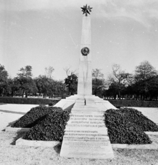 Magyarország, Budapest VIII., Fiumei úti Nemzeti Sírkert (Kerepesi temető), szovjet katonai parcella., 1966, Magyar Rendőr, szovjet emlékmű, Budapest, cirill írás, kétnyelvű felirat, Fortepan #65435