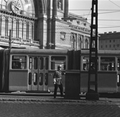 Magyarország, Budapest VIII., Baross tér, Keleti pályaudvar., 1966, Magyar Rendőr, óra, rendőr, villamos, vasútállomás, eklektikus építészet, Budapest, Rochlitz Gyula-terv, viszonylatszám, Fortepan #65440