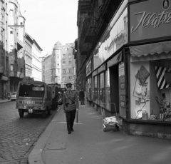 Magyarország, Budapest VII., István (Landler Jenő) utca a Cserhát utca sarokól a Dózsa György út felé nézve., 1966, Magyar Rendőr, kirakat, cégtábla, babakocsi, utcakép, rendőr, rendszám, furgon, illatszerbolt, Budapest, Fortepan #65441