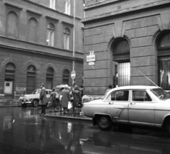 Magyarország, Budapest V., Széchenyi utca, szemben a Tüköry utca torkolata., 1966, Magyar Rendőr, utcakép, életkép, esernyő, orkánkabát, GAZ M21 Volga, utcanévtábla, Budapest, FSO Warszawa, Fortepan #65451