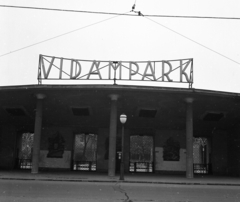 Magyarország, Városliget, Budapest XIV., Állatkerti körút, a Vidámpark főbejárata., 1966, Magyar Rendőr, lámpaoszlop, neon lámpa, Budapest, Fortepan #65461