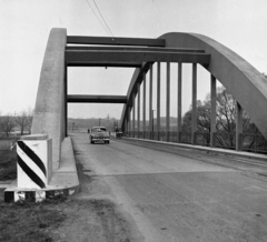 Magyarország, Sárvár, Rába-híd a Rákóczi Ferenc utca felől nézve., 1966, Magyar Rendőr, FSO Warszawa, Fortepan #65462