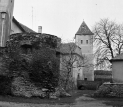 Magyarország, Kőszeg, Jurisics-vár, balra a délkeleti bástya, szemben a várárok, a belső vár hidja, kapuja és tornya., 1966, Magyar Rendőr, antenna, lámpaoszlop, vár, neon lámpa, bástya, várárok, Fortepan #65464