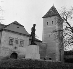 Magyarország, Kőszeg, Jurisics-vár előudvara, Jurisics Miklós szobra (Mikus Sándor, 1963.)., 1966, Magyar Rendőr, szobor, Jurisics Miklós-ábrázolás, Fortepan #65465