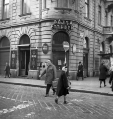 Magyarország, Budapest VII., István (Landler Jenő) utca - Dózsa György út sarok., 1966, Magyar Rendőr, vendéglő, járókelő, utcakép, életkép, aktatáska, pavilon, utcanévtábla, Budapest, Fortepan #65466