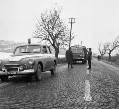 Magyarország, Budapest III., Ország út Budakalász felé nézve., 1966, Magyar Rendőr, teherautó, rendőr, országút, kockakő, rendszám, rendőrjármű, Budapest, sziréna, FSO Warszawa, Fortepan #65468