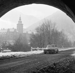 Magyarország, Lillafüred, Miskolc, Vadas Jenő utca, a Palotaszálló az alagútból nézve., 1967, Magyar Rendőr, szálloda, neoreneszánsz, FSO-márka, rendőrjármű, Lux Kálmán-terv, Fortepan #65473