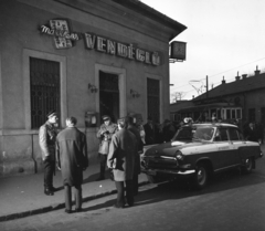 Magyarország, Budapest X., Makkhetes vendéglő a Halom utca - Kőrösi Csoma sétány (ekkor út) mára elbontott saroképületében., 1967, Magyar Rendőr, rendőr, rendőrjármű, Budapest, GAZ M21 Volga, Fortepan #65487