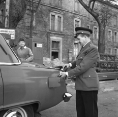 Magyarország, Budapest IX., a rendőrség Nádasdy utca és Vaskapu utca közötti gépjárműtelepe., 1967, Magyar Rendőr, rendőr, tányérsapka, tankolás, Budapest, GAZ M21 Volga, Fortepan #65496