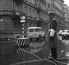 Magyarország, Budapest V., Akadémia utca a Széchenyi utcától a Steindl Imre utca felé nézve., 1967, Magyar Rendőr, jelzőlámpa, rendőr, Budapest, forgalom, Fortepan #65510