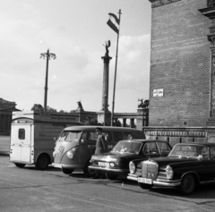 Magyarország, Budapest XIV., Dózsa György út a Műcsarnok épületének sarkánál, háttérben a Hősök tere., 1967, Magyar Rendőr, Mercedes-márka, Volkswagen-márka, mikrobusz, rendszám, utcanévtábla, oszlop, zászlórúd, Volkswagen Typ2, Budapest, Volkswagen Transporter 1, országjelzés, Gábriel arkangyal-ábrázolás, Fortepan #65519