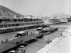 Magyarország, Budapest V., pesti alsó rakpart a MAHART nemzetközi hajóállomásánál, háttérben az Erzsébet híd és a Budavári Palota (korábban Királyi Palota)., 1967, Magyar Rendőr, hajó, csónak, motorcsónak, Carpati hajó, Budapest, Fortepan #65521