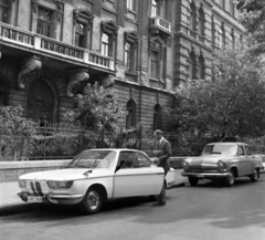 Magyarország, Budapest VI., Andrássy út (Népköztársaság útja) 91., ettől jobbra az Andrássy-udvar a Kodály körönd (Körönd) sarkánál., 1967, Magyar Rendőr, GAZ-márka, BMW-márka, GAZ M21 Volga, Budapest, BMW 2000C/CS, rendszám, Fortepan #65550