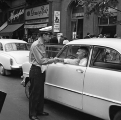 Magyarország, Budapest VI., Teréz körút 3. és 1. (Lenin körút 57. és 55.)., 1967, Magyar Rendőr, sofőr, rendőr, kézfogás, Wartburg 311/312, Budapest, Fortepan #65552