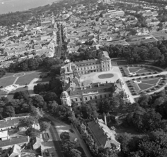 Magyarország,Balaton, Keszthely, légifotó a városról, középpontban a Festetics-kastély., 1967, Magyar Rendőr, légi felvétel, múzeum, barokk-stílus, palota, Viktor Rumpelmayer-terv, Gustav Haas-terv, Maximilian Paschkisch-terv, Fortepan #65553