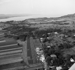 Magyarország,Balaton, Tihanyi-félsziget, légifotó, az előtérben Sajkod, a távolban balra Balatonfüred., 1967, Magyar Rendőr, légi felvétel, Fortepan #65557