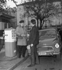 Magyarország, Budapest V., Szabadság tér, háttérben a Hercegprímás (Alpári Gyula) utca, balra a Hold (Rosenberg házaspár) utca., 1967, Magyar Rendőr, Skoda Octavia, rendszám, Budapest, Fortepan #65568