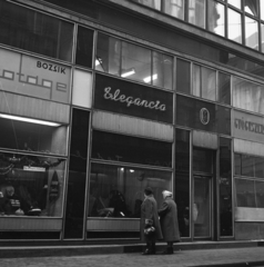 Magyarország, Budapest V., Kígyó utca, üzletsor a Klotild palota oldalában., 1967, Magyar Rendőr, kirakat, üzletportál, Budapest, kisiparos, kötöttáru, Fortepan #65577