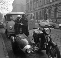 Magyarország, Budapest VII., Izabella utca, háttérben jobbra a Dohány utca és a Rózsák tere sarkán az Erzsébet kórház., 1967, Magyar Rendőr, Fiat-márka, Moszkvics-márka, Nysa-márka, oldalkocsis motorkerékpár, igazoltatás, Moszkvics 407, Fiat 600, Budapest, Junak 350, Fortepan #65579