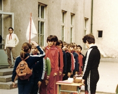 1985, Fortepan, school, pioneer, colorful, flag, yard, salute, backpack, boys, girl, workout clothes, line-up, Fortepan #6558