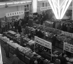 Magyarország, Budapest VIII., Blaha Lujza tér, Corvin Áruház., 1967, Magyar Rendőr, Corvin Áruház, Budapest, bevásárlóközpont, Fortepan #65586