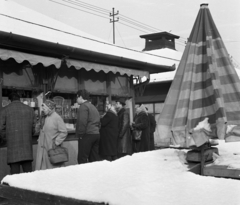 Magyarország, Budapest XIII., Lehel (Élmunkás) téri piac., 1968, Magyar Rendőr, tél, hó, napernyő, vásárlás, életkép, Budapest, Fortepan #65594