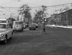 Magyarország, Budapest IX., Üllői út - Könyves Kálmán körút kereszteződése. Jobbra az Állami Pénzverő épülete., 1968, Magyar Rendőr, tél, forgalom, teherautó, utcakép, taxi, ZIL-márka, rendőr, villamos, Skoda Octavia, furgon, rendőrdobogó, Budapest, forgalomirányítás, viszonylatszám, FSO Warszawa, Nysa-márka, Fortepan #65597