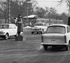 Magyarország, Budapest VIII.,Budapest X.,Budapest IX., Üllői út - Könyves Kálmán körút kereszteződése a három kerület közös határánál. Háttérben a Népligeti Vízmű tornya., 1968, Magyar Rendőr, forgalom, utcakép, rendőr, villamos, Trabant 601, rendszám, Wartburg 353, rendőrdobogó, Budapest, forgalomirányítás, viszonylatszám, FSO Warszawa, Fortepan #65598