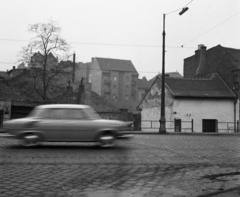 Magyarország, Budapest IX., Haller utca (Hámán Kató út), előtérben a 34. és 36. számú házak a Mihálkovics-telepen, háttérben középen a Drégely utca 20/b számú épület látszik., 1968, Magyar Rendőr, Budapest, Skoda 1000 MB, Fortepan #65607