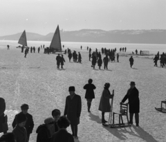 Magyarország, Balatonfüred, a befagyott Balaton a hajóállomásnál, háttérben a Tihanyi-félsziget., 1968, Magyar Rendőr, Fortepan #65615