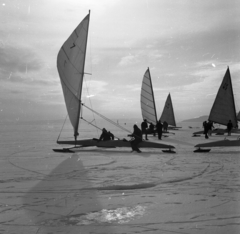 Magyarország, Balatonfüred, a befagyott Balaton a hajóállomásnál, háttérben a Tihanyi-félsziget., 1968, Magyar Rendőr, Fortepan #65616