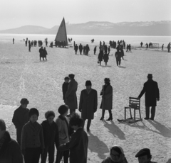 Magyarország, Balatonfüred, a befagyott Balaton a hajóállomásnál, háttérben a Tihanyi-félsziget., 1968, Magyar Rendőr, Fortepan #65617