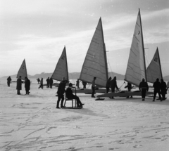 Magyarország, Balatonfüred, a befagyott Balaton a hajóállomásnál, háttérben a Tihanyi-félsziget., 1968, Magyar Rendőr, fakutya, Fortepan #65618