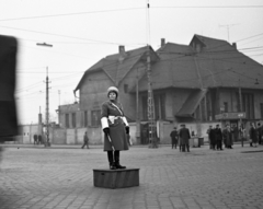 Magyarország, Budapest VIII.,Budapest X.,Budapest IX., Üllői út - Könyves Kálmán körút kereszteződése a három kerület közös határánál. Szemben az FTC Klubháza., 1968, Magyar Rendőr, rendőrdobogó, Budapest, forgalomirányítás, Fortepan #65624