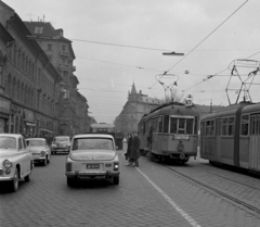 Magyarország, Budapest VII., a Thököly út Baross téri szakasza a Bethlen Gábor utca felől nézve, szemben jobbra a Verseny utca sarokháza., 1968, Magyar Rendőr, középbejáratú villamos, Budapest, taxi, rendszám, FSO Warszawa, Fortepan #65629