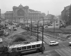 Magyarország, Budapest VIII., Baross tér, Keleti pályaudvar., 1968, Magyar Rendőr, villamos, trolibusz, vasútállomás, eklektikus építészet, Budapest, Rochlitz Gyula-terv, forgalom, Fortepan #65631