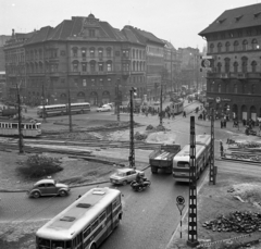 Magyarország, Budapest VIII., Baross tér a Rottenbiller utca felől nézve, szemben a Fiumei (Mező Imre) út, jobbra a Rákóczi út torkolata., 1968, Magyar Rendőr, autóbusz, Ikarus-márka, villamos, Ikarus 60 csuklós, Ikarus 620/630, Budapest, viszonylatszám, forgalom, Renault 8, Fortepan #65632