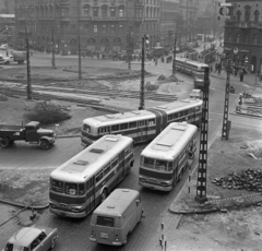 Magyarország, Budapest VIII., Baross tér a Rottenbiller utca felől nézve, szemben a Fiumei (Mező Imre) út, jobbra a Rákóczi út torkolata., 1968, Magyar Rendőr, autóbusz, magyar gyártmány, teherautó, Ikarus-márka, útépítés, Ikarus 60 csuklós, Ikarus 620/630, Budapest, Ikarus IC660, forgalom, Fortepan #65633