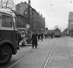 Magyarország, Budapest VIII., Fiumei (Mező Imre) út, az autóbusz a Légszesz utcába kanyarodik. A háttérben jobbra az OTI székház., 1968, Magyar Rendőr, Budapest, Fortepan #65635