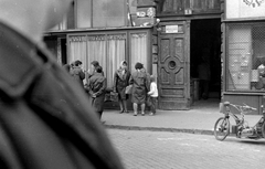 Magyarország, Budapest VII., Garay tér 8., 1968, Magyar Rendőr, cukrászda, orkánkabát, Budapest, motoros rokkantkocsi, Fortepan #65642